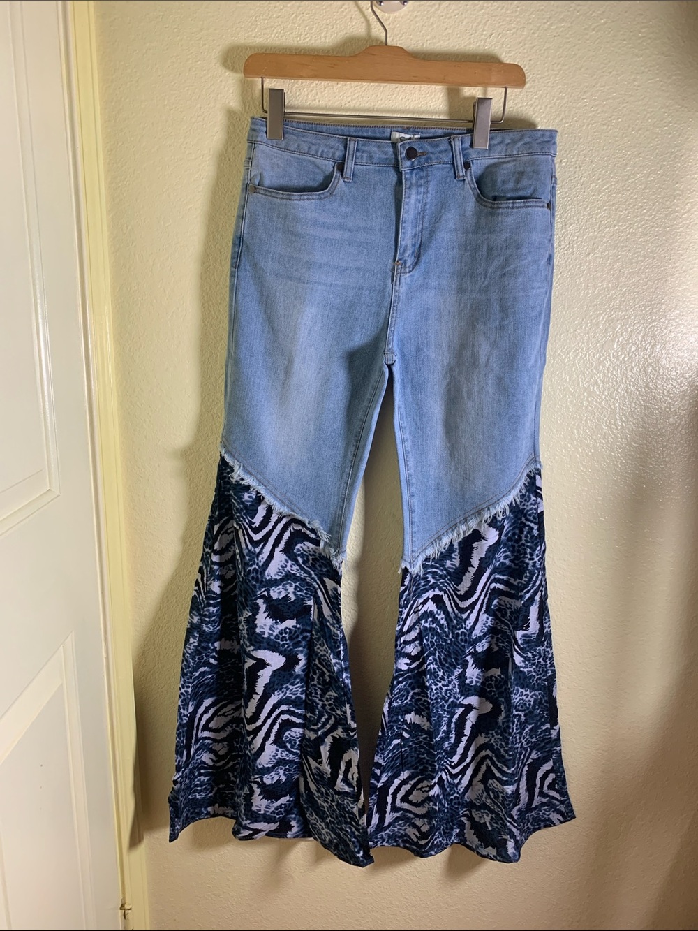 NWOT Easel Light Blue Denim Jeans, Size L